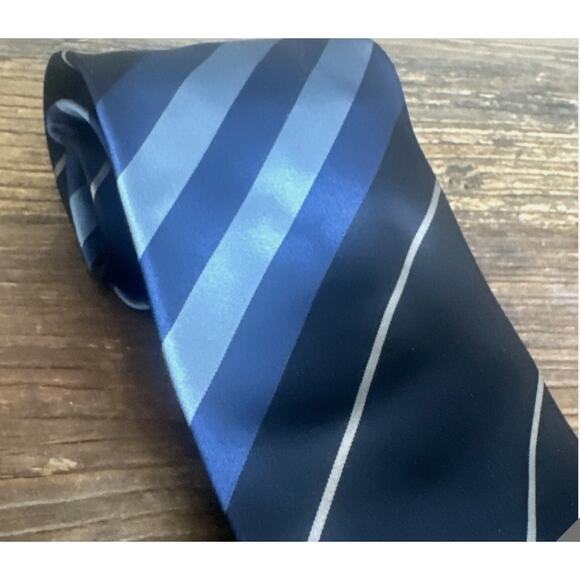 Burberry London Men’s Classic Navy Blue Striped Silk Tie $238 WORN ONCE - Picture 1 of 9